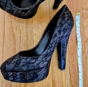 Size 39 Dolce & Gabbana Black Lace Pumps